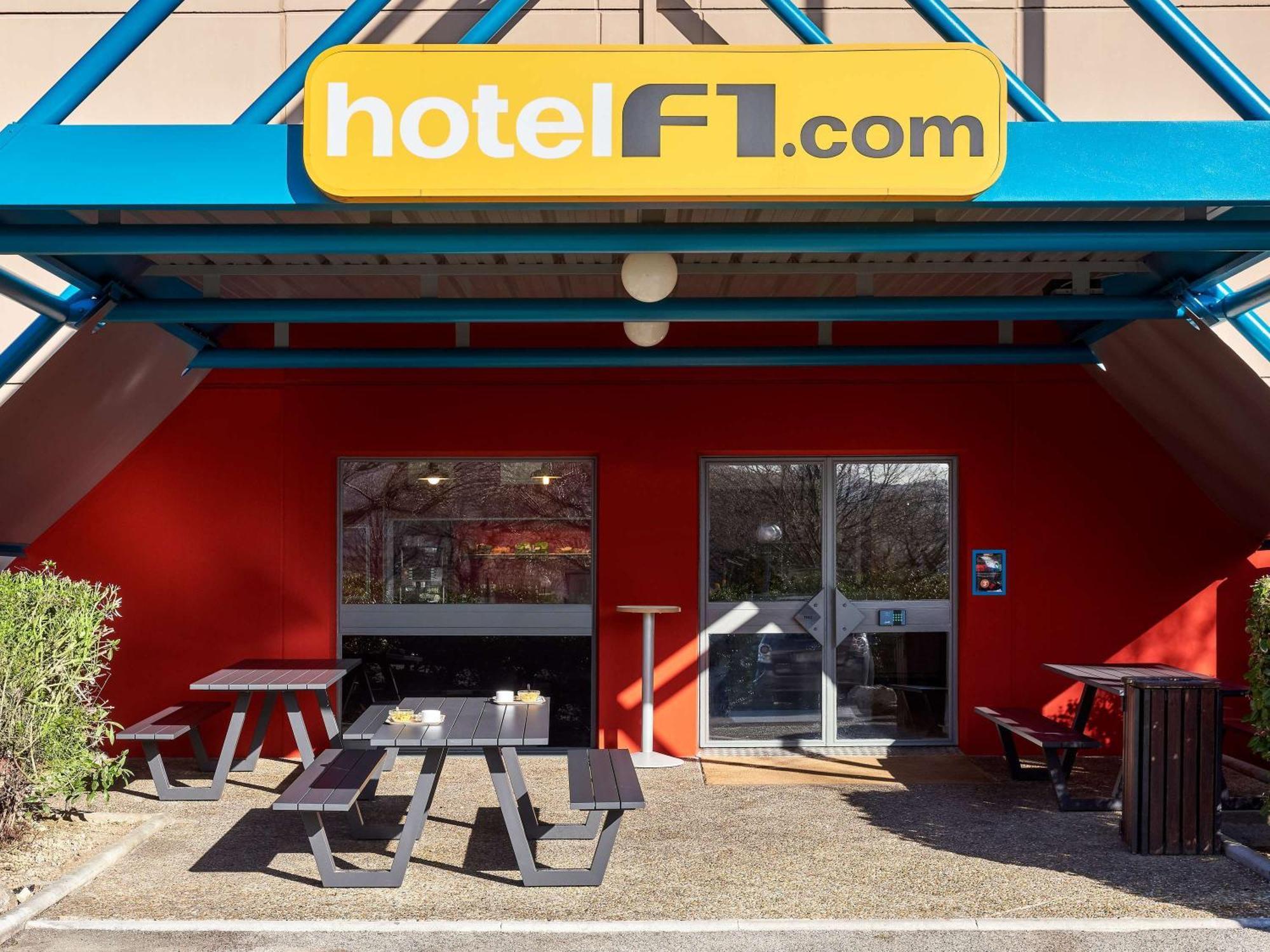 Hotelf1 Moret Fontainebleau Exterior foto